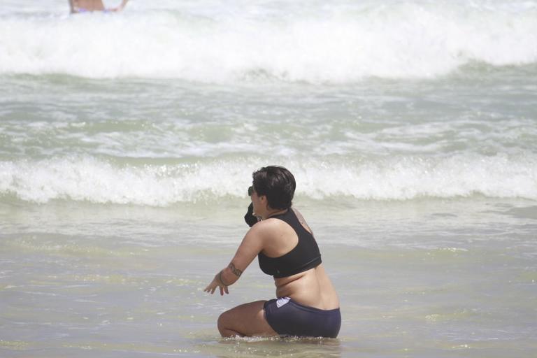 Thammy Miranda curte sol carioca com amigos na praia da Barra da Tijuca