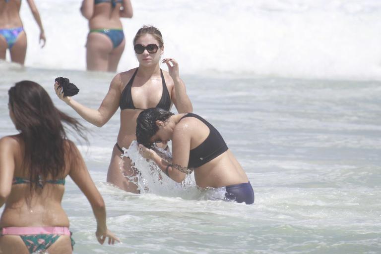 Thammy Miranda curte sol carioca com amigos na praia da Barra da Tijuca