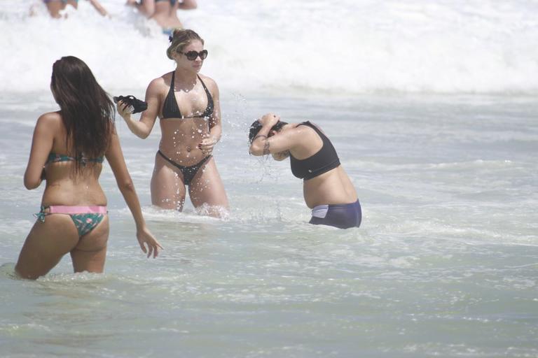 Thammy Miranda curte sol carioca com amigos na praia da Barra da Tijuca