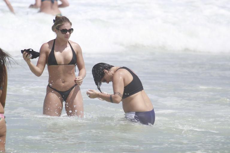 Thammy Miranda curte sol carioca com amigos na praia da Barra da Tijuca