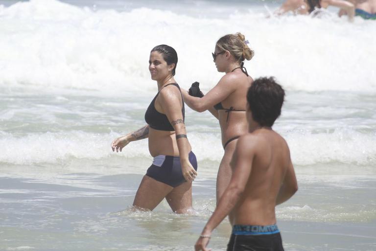 Thammy Miranda curte sol carioca com amigos na praia da Barra da Tijuca