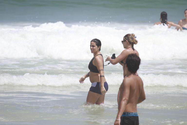 Thammy Miranda curte sol carioca com amigos na praia da Barra da Tijuca