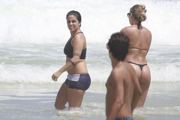 Thammy Miranda curte sol carioca com amigos na praia da Barra da Tijuca