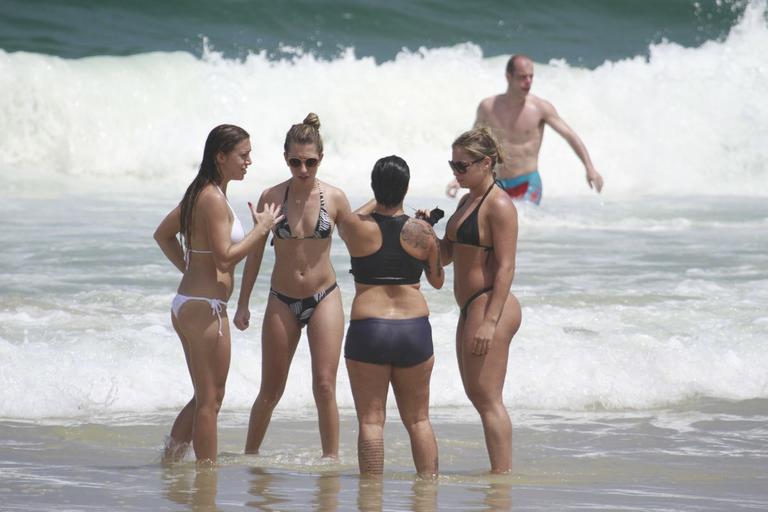 Thammy Miranda curte sol carioca com amigos na praia da Barra da Tijuca