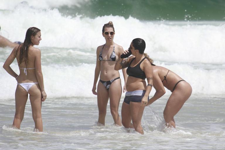 Thammy Miranda curte sol carioca com amigos na praia da Barra da Tijuca