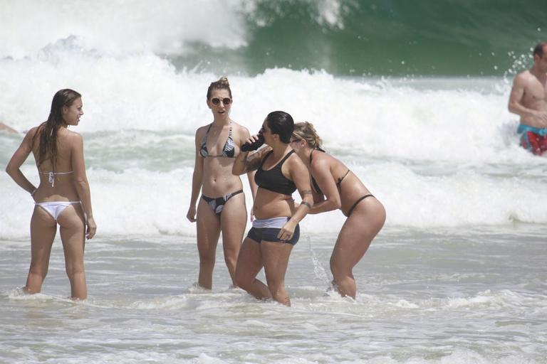 Thammy Miranda curte sol carioca com amigos na praia da Barra da Tijuca