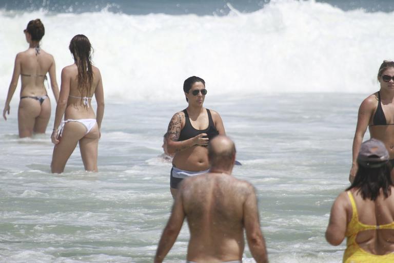 Thammy Miranda curte sol carioca com amigos na praia da Barra da Tijuca