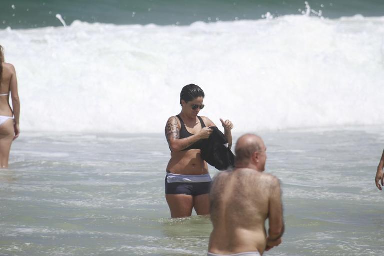 Thammy Miranda curte sol carioca com amigos na praia da Barra da Tijuca