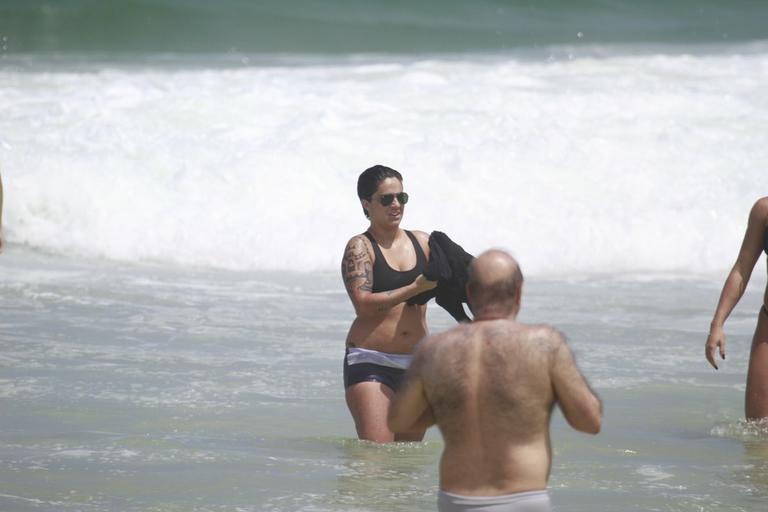 Thammy Miranda curte sol carioca com amigos na praia da Barra da Tijuca