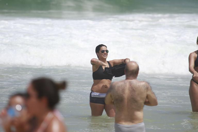 Thammy Miranda curte sol carioca com amigos na praia da Barra da Tijuca