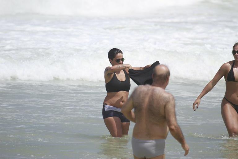 Thammy Miranda curte sol carioca com amigos na praia da Barra da Tijuca