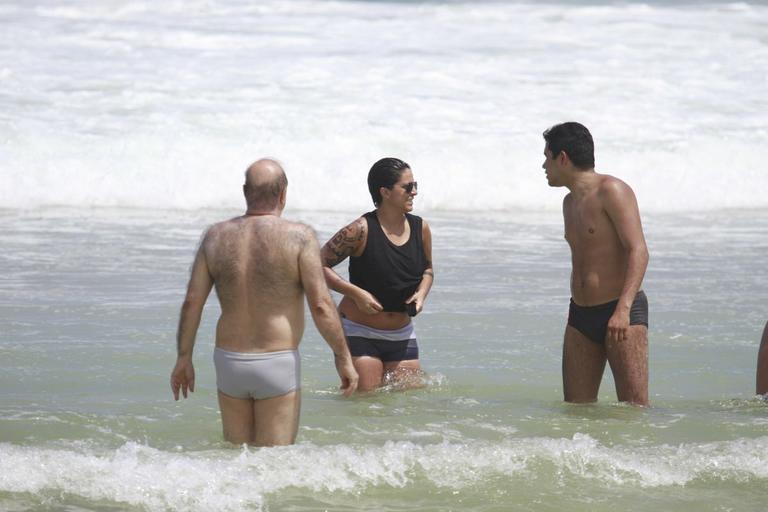 Thammy Miranda curte sol carioca com amigos na praia da Barra da Tijuca