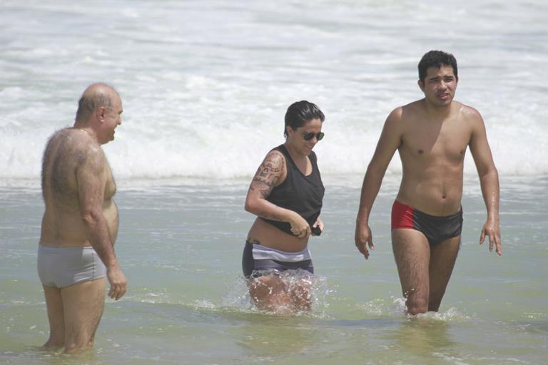 Thammy Miranda curte sol carioca com amigos na praia da Barra da Tijuca