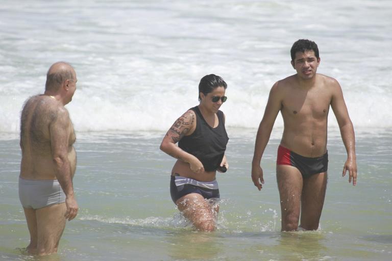 Thammy Miranda curte sol carioca com amigos na praia da Barra da Tijuca