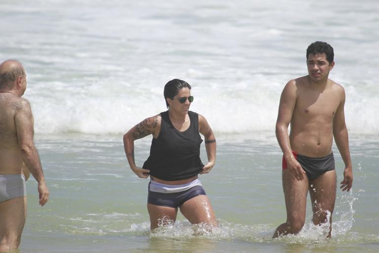 Thammy Miranda curte sol carioca com amigos na praia da Barra da Tijuca