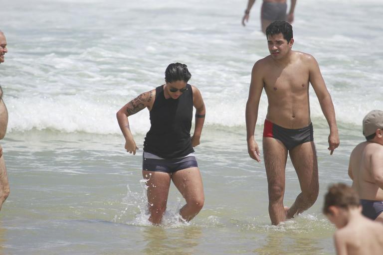 Thammy Miranda curte sol carioca com amigos na praia da Barra da Tijuca