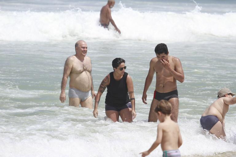 Thammy Miranda curte sol carioca com amigos na praia da Barra da Tijuca