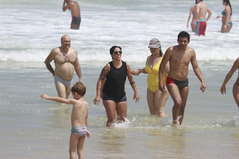 Thammy Miranda curte sol carioca com amigos na praia da Barra da Tijuca