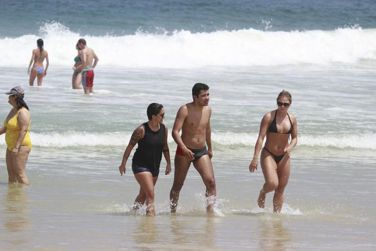 Thammy Miranda curte sol carioca com amigos na praia da Barra da Tijuca