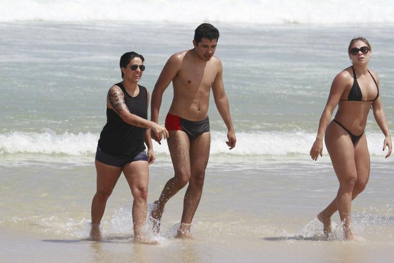 Thammy Miranda curte sol carioca com amigos na praia da Barra da Tijuca