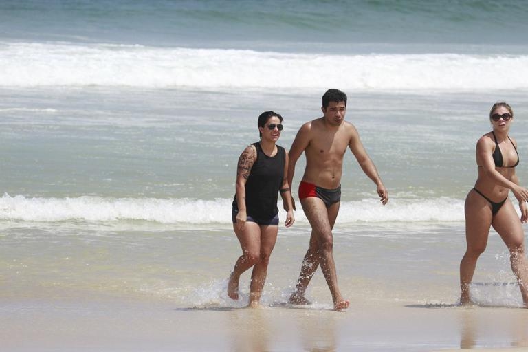 Thammy Miranda curte sol carioca com amigos na praia da Barra da Tijuca