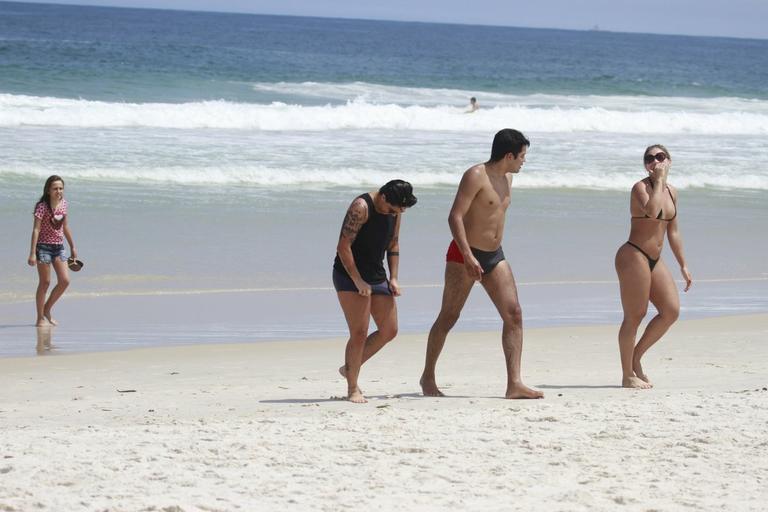 Thammy Miranda curte sol carioca com amigos na praia da Barra da Tijuca