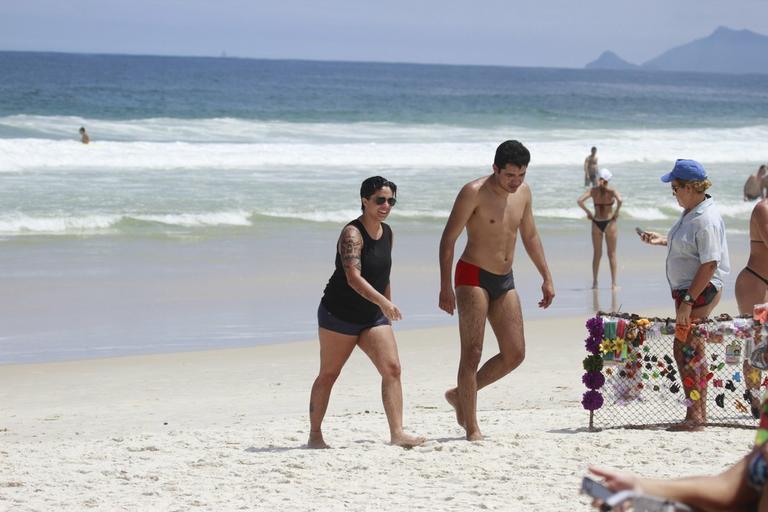 Thammy Miranda curte sol carioca com amigos na praia da Barra da Tijuca