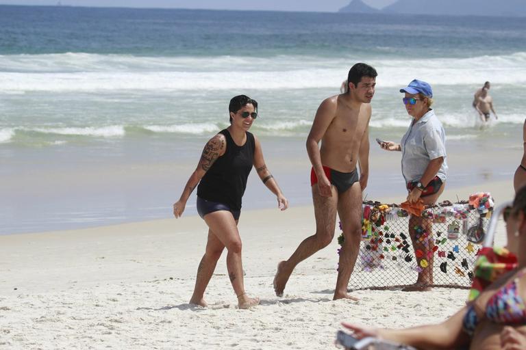 Thammy Miranda curte sol carioca com amigos na praia da Barra da Tijuca