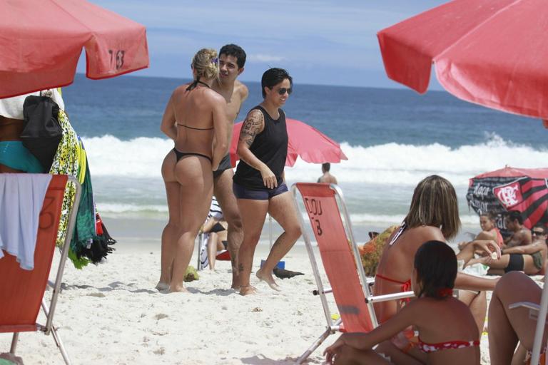 Thammy Miranda curte sol carioca com amigos na praia da Barra da Tijuca