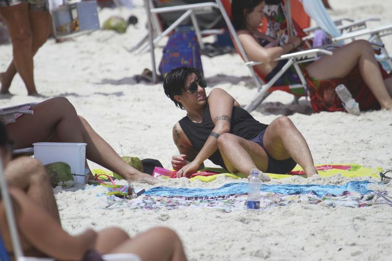 Thammy Miranda curte sol carioca com amigos na praia da Barra da Tijuca