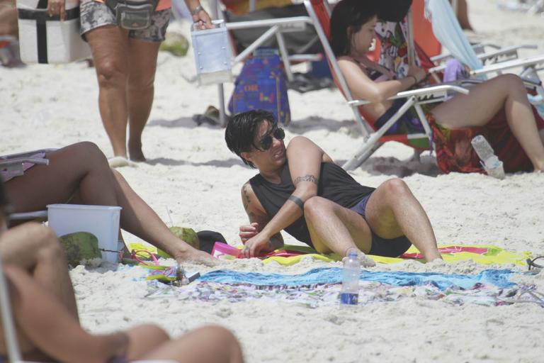 Thammy Miranda curte sol carioca com amigos na praia da Barra da Tijuca