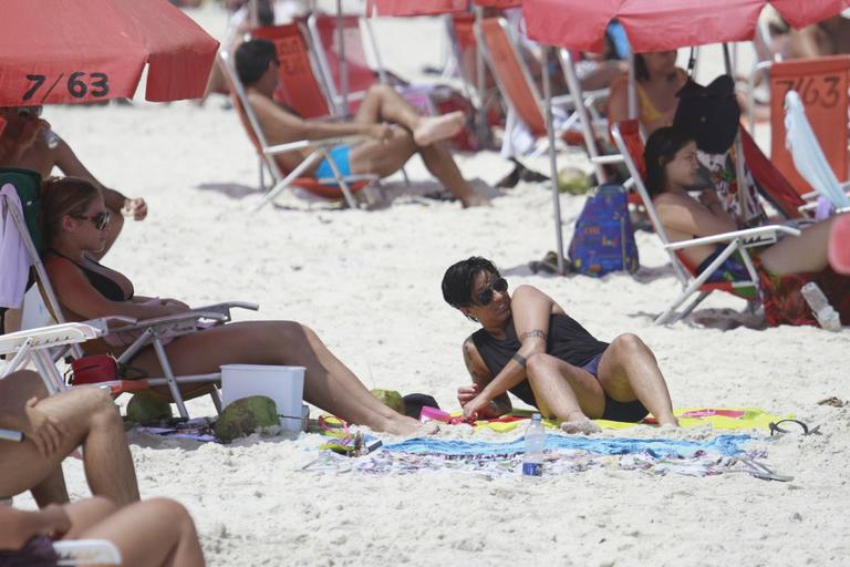 Thammy Miranda curte sol carioca com amigos na praia da Barra da Tijuca