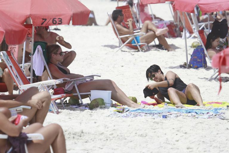 Thammy Miranda curte sol carioca com amigos na praia da Barra da Tijuca