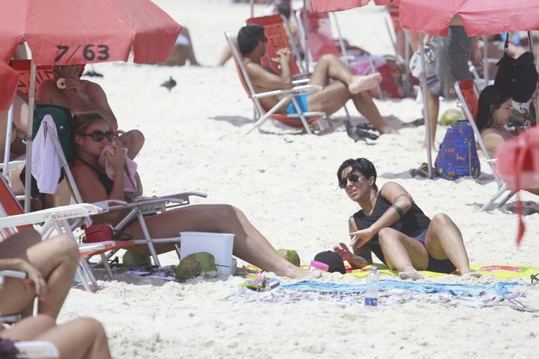 Thammy Miranda curte sol carioca com amigos na praia da Barra da Tijuca