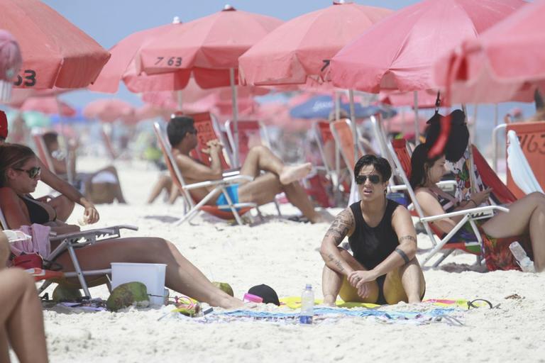 Thammy Miranda curte sol carioca com amigos na praia da Barra da Tijuca