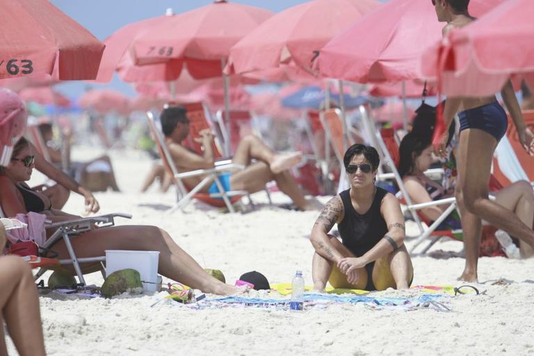 Thammy Miranda curte sol carioca com amigos na praia da Barra da Tijuca