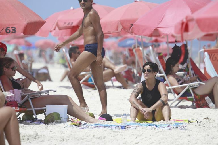 Thammy Miranda curte sol carioca com amigos na praia da Barra da Tijuca