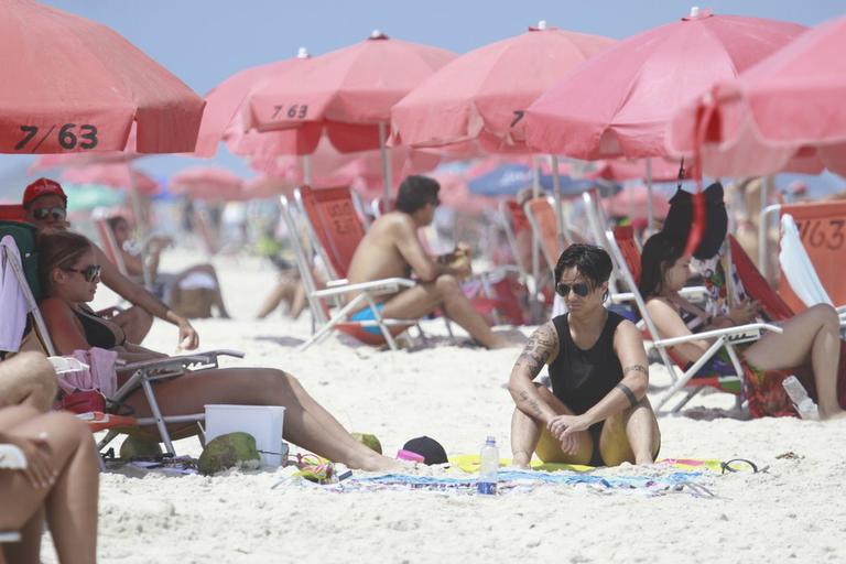 Thammy Miranda curte sol carioca com amigos na praia da Barra da Tijuca