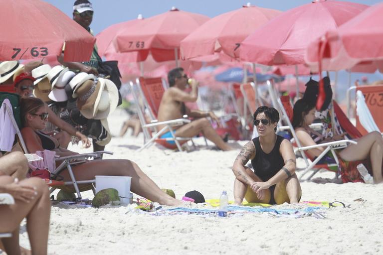 Thammy Miranda curte sol carioca com amigos na praia da Barra da Tijuca