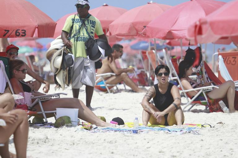 Thammy Miranda curte sol carioca com amigos na praia da Barra da Tijuca