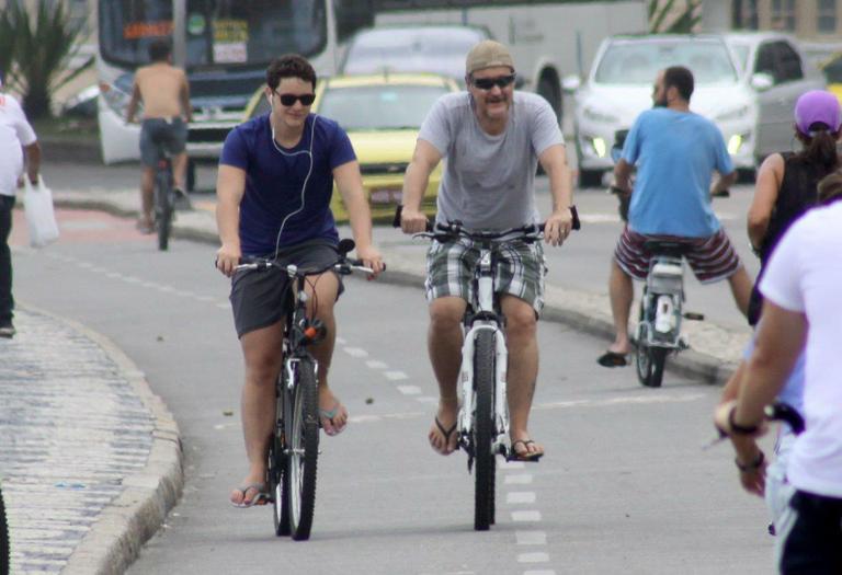 Antonio Calloni anda de bicicleta pelo Rio de Janeiro