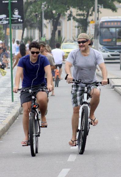 Antonio Calloni anda de bicicleta pelo Rio de Janeiro