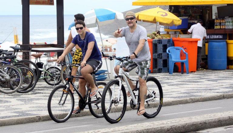 Antonio Calloni anda de bicicleta pelo Rio de Janeiro