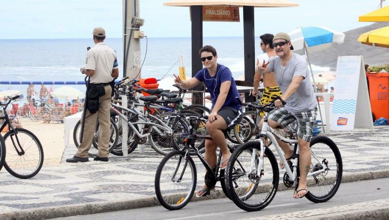 Antonio Calloni anda de bicicleta pelo Rio de Janeiro