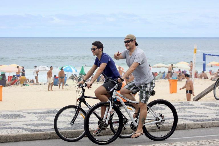 Antonio Calloni anda de bicicleta pelo Rio de Janeiro