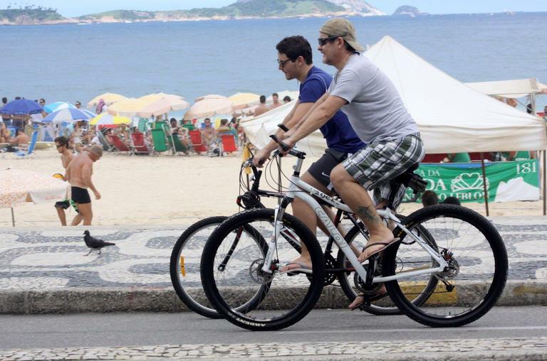 Antonio Calloni anda de bicicleta pelo Rio de Janeiro