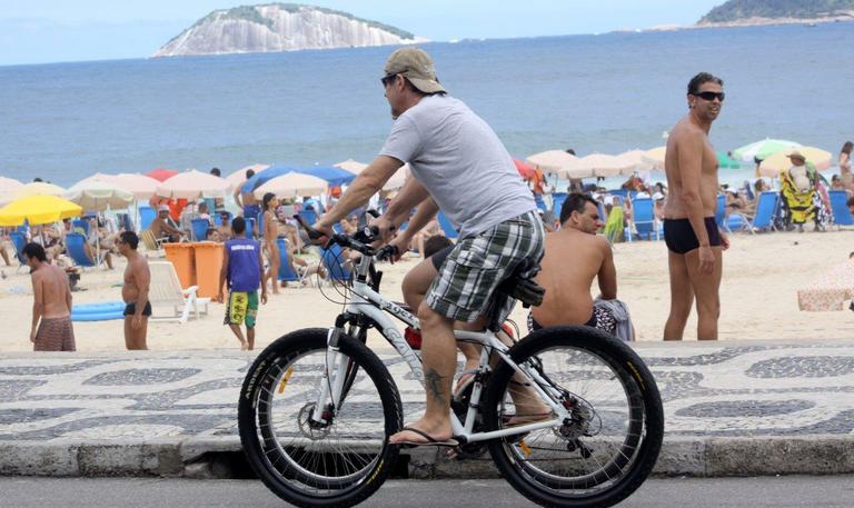 Antonio Calloni anda de bicicleta pelo Rio de Janeiro