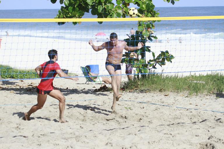 Márcio Garcia mostra habilidade no futevôlei