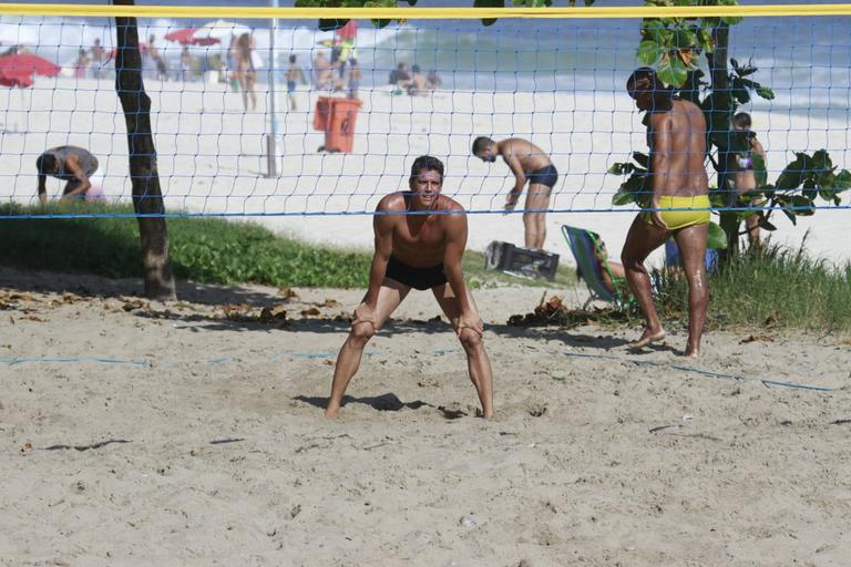 Márcio Garcia mostra habilidade no futevôlei