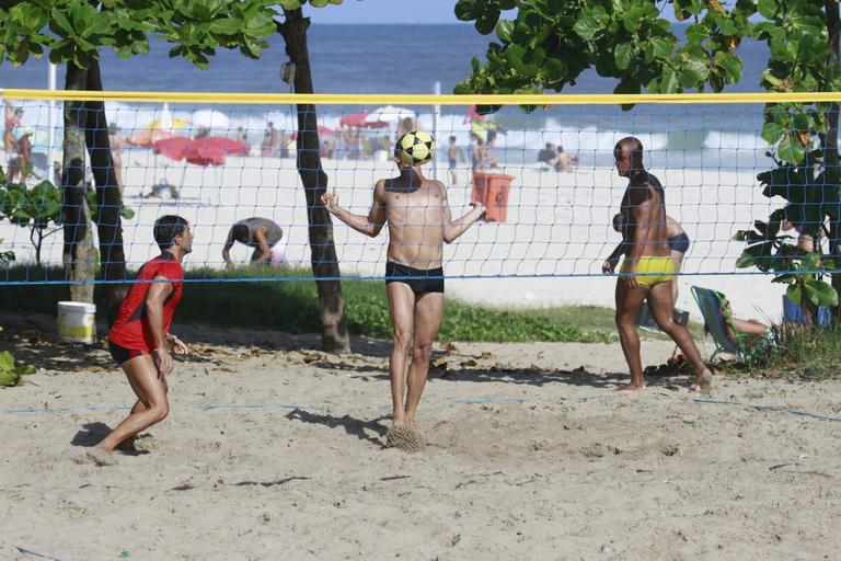 Márcio Garcia mostra habilidade no futevôlei